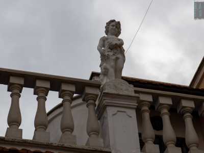 ...interrotte da una coppia di piedistalli su cui poggiano le statue personificate della Primavera...